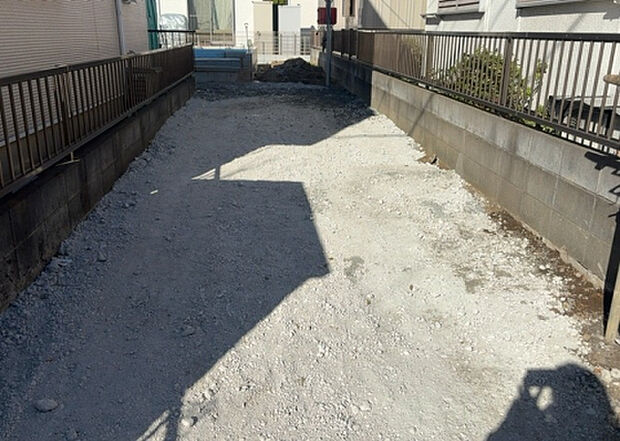 【駐車場_2】駐車場と明記されていても、最小スペースでつくられた駐車場だと大型車は駐車できなかったり、出入りしにくくなったりする可能性があります。お車のサイズと購入したい物件の駐車場のサイズを現地で確認しましょう。