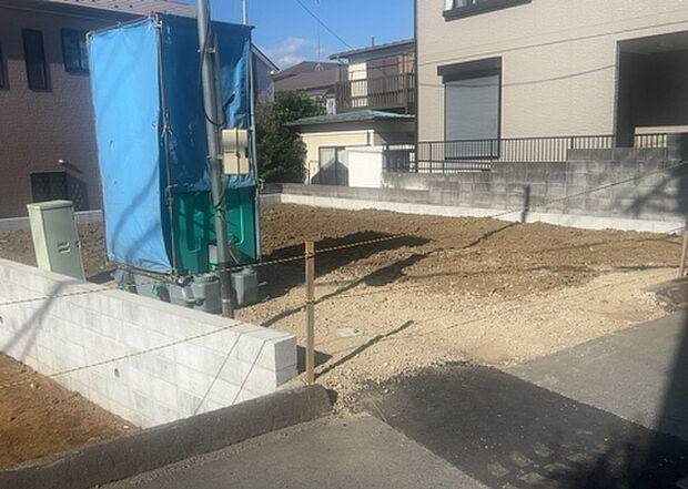 【外観_3】現地に行くなら、物件の周囲の地形がどうなっているかを見ることも大切です。周辺より低くなっている土地では、大雨などで水が集まりやすいため、地盤が弱くなっているということも考えられるため、注意が必要です。