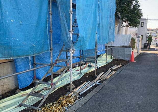 【庭_2】庭のある家に住むことのメリットとして、子どもたちの遊び場を確保できること、ガーデニングや家庭菜園を楽しめること、明るさを確保できることがあります。また、配置を工夫することでプライバシーが確保できます。