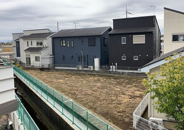 【物件からの展望】眺望を気にして物件を探す場合、前面に建物が建っていないか現地で確認しましょう！前面に建物があると景色はもちろん、日当たりや風通しにも影響が出てきます。住んだ時のことを想像しながら現地見学をしましょう。