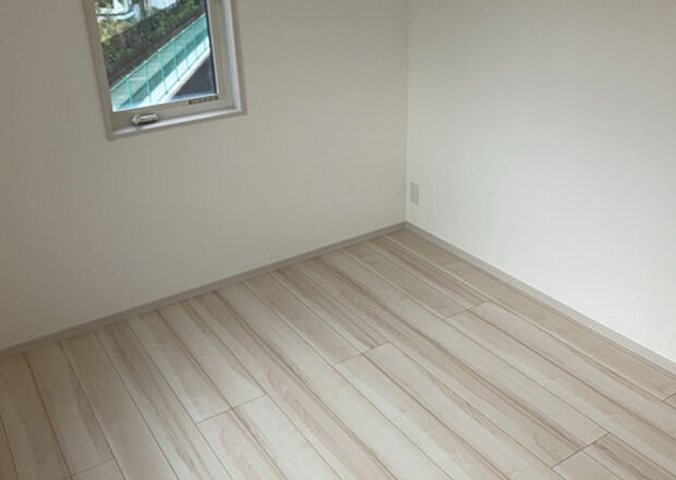 【洋室】洋室のメリットは重い家具が置きやすく、身の回りが整理しやすいことです。 床がフローリングのため畳とは異なり凹みにくいです。 クローゼットなど収納が豊富で、普段使わない旅行カバンや服の整頓も簡単にです。