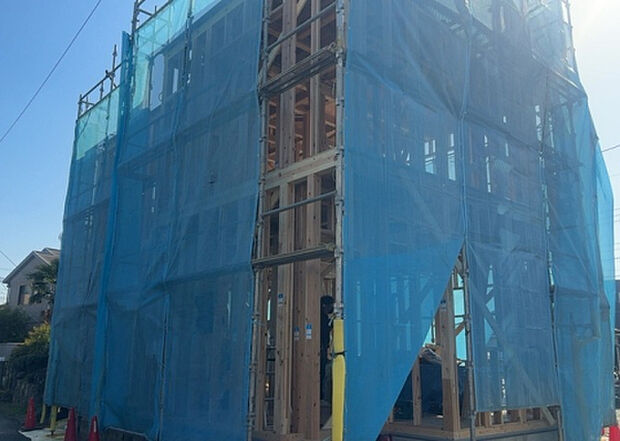 【外観_3】現地に行くなら、物件の周囲の地形がどうなっているかを見ることも大切です。周辺より低くなっている土地では、大雨などで水が集まりやすいため、地盤が弱くなっているということも考えられるため、注意が必要です。