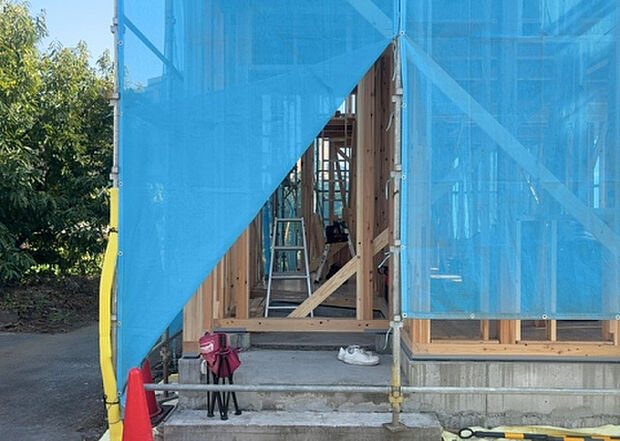 【玄関】玄関は家の顔でもあり、家族以外の目にも止まる場所です。玄関は外との間を仕切る扉、靴などをしまっておく収納スペース、靴脱ぎのたたきスペース、来客とのやり取りをするドアホンなど複数のアイテムからなります。