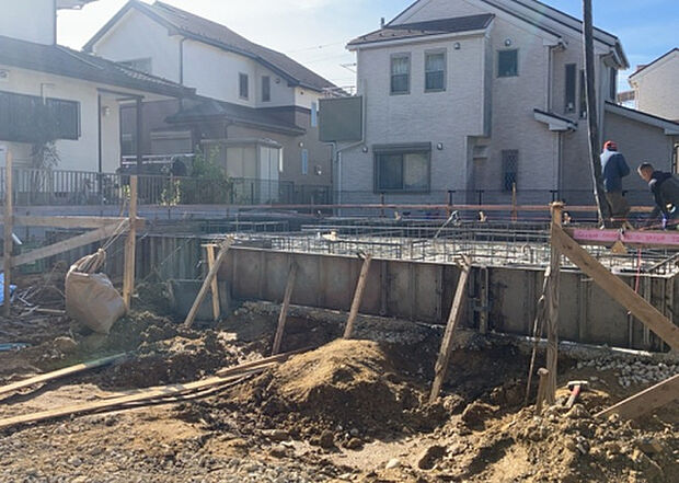 【玄関_2】玄関は、狭すぎると複数人で使いにくく、広すぎても無駄な空間になりがちです。最低2畳を目安にして、家の広さとの兼ね合いや家族の人数を考慮して決めるとよいでしょう。現地を見学して快適な玄関を選びましょう！