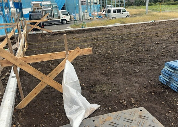 【玄関_2】玄関は、狭すぎると複数人で使いにくく、広すぎても無駄な空間になりがちです。最低2畳を目安にして、家の広さとの兼ね合いや家族の人数を考慮して決めるとよいでしょう。現地を見学して快適な玄関を選びましょう!