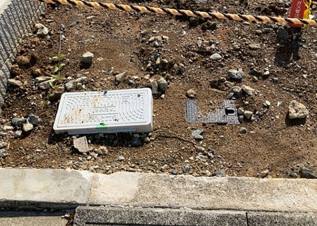 【その他設備】敷地内には、散水栓や立水栓があります。水道水を直接利用できるため、水を運ぶ手間を省くことが出来ます。大量の水を必要とする洗車作業や清掃などに役立ちます。その他設備とあわせて、現地でご確認ください。