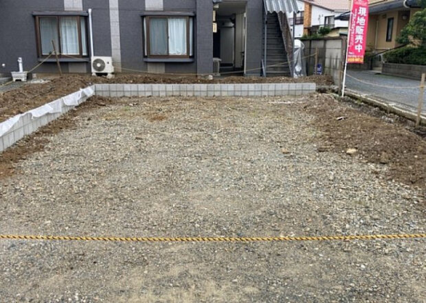 【外観_3】現地に行くなら、物件の周囲の地形がどうなっているかを見ることも大切です。周辺より低くなっている土地では、大雨などで水が集まりやすいため、地盤が弱くなっているということも考えられるため、注意が必要です。