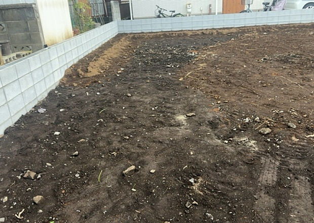 【玄関_2】玄関は、狭すぎると複数人で使いにくく、広すぎても無駄な空間になりがちです。最低2畳を目安にして、家の広さとの兼ね合いや家族の人数を考慮して決めるとよいでしょう。現地を見学して快適な玄関を選びましょう！