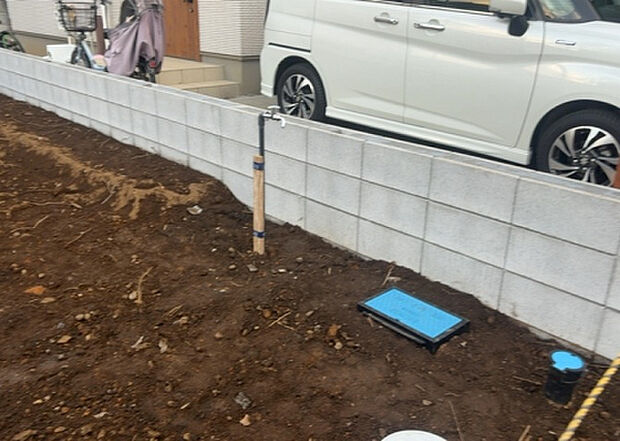 【その他設備】敷地内には、散水栓や立水栓があります。水道水を直接利用できるため、水を運ぶ手間を省くことが出来ます。大量の水を必要とする洗車作業や清掃などに役立ちます。その他設備とあわせて、現地でご確認ください。