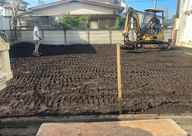 【外観_3】現地に行くなら、物件の周囲の地形がどうなっているかを見ることも大切です。周辺より低くなっている土地では、大雨などで水が集まりやすいため、地盤が弱くなっているということも考えられるため、注意が必要です。