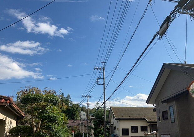 【物件からの展望_2】眺望を気にして物件を探す場合、前面に建物が建っていないか現地で確認しましょう!前面に建物があると景色はもちろん、日当たりや風通しにも影響が出てきます。住んだ時のことを想像しながら現地見学をしましょう。