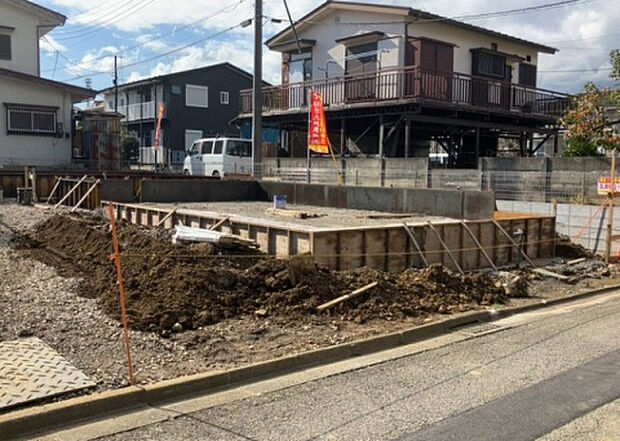 【外観_3】現地に行くなら、物件の周囲の地形がどうなっているかを見ることも大切です。周辺より低くなっている土地では、大雨などで水が集まりやすいため、地盤が弱くなっているということも考えられるため、注意が必要です。