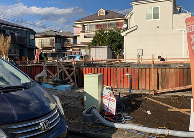 【玄関_2】玄関は、狭すぎると複数人で使いにくく、広すぎても無駄な空間になりがちです。最低2畳を目安にして、家の広さとの兼ね合いや家族の人数を考慮して決めるとよいでしょう。現地を見学して快適な玄関を選びましょう！