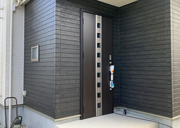 【玄関】玄関は家の顔でもあり、家族以外の目にも止まる場所です。玄関は外との間を仕切る扉、靴などをしまっておく収納スペース、靴脱ぎのたたきスペース、来客とのやり取りをするドアホンなど複数のアイテムからなります。