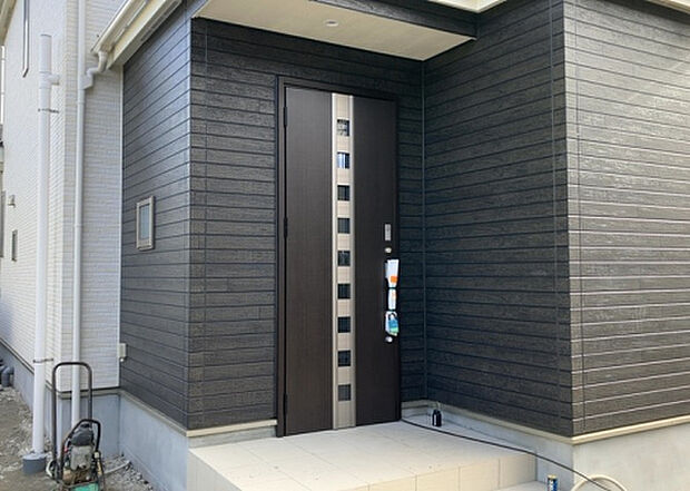 【玄関_2】玄関は、狭すぎると複数人で使いにくく、広すぎても無駄な空間になりがちです。最低2畳を目安にして、家の広さとの兼ね合いや家族の人数を考慮して決めるとよいでしょう。現地を見学して快適な玄関を選びましょう！