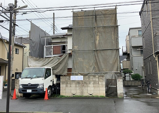 【外観_3】現地に行くなら、物件の周囲の地形がどうなっているかを見ることも大切です。周辺より低くなっている土地では、大雨などで水が集まりやすいため、地盤が弱くなっているということも考えられるため、注意が必要です。