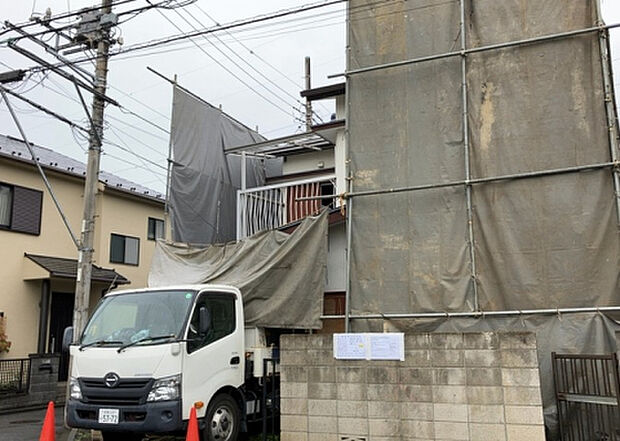 【玄関_2】玄関は、狭すぎると複数人で使いにくく、広すぎても無駄な空間になりがちです。最低2畳を目安にして、家の広さとの兼ね合いや家族の人数を考慮して決めるとよいでしょう。現地を見学して快適な玄関を選びましょう！