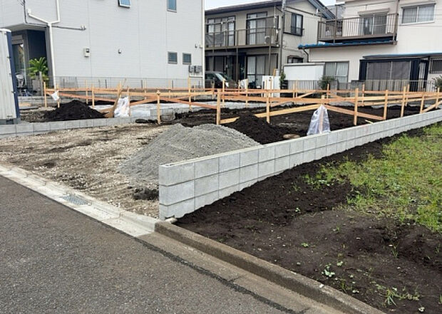 【外観_3】現地に行くなら、物件の周囲の地形がどうなっているかを見ることも大切です。周辺より低くなっている土地では、大雨などで水が集まりやすいため、地盤が弱くなっているということも考えられるため、注意が必要です。