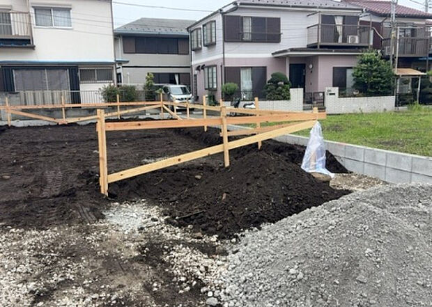 【玄関_2】玄関は、狭すぎると複数人で使いにくく、広すぎても無駄な空間になりがちです。最低2畳を目安にして、家の広さとの兼ね合いや家族の人数を考慮して決めるとよいでしょう。現地を見学して快適な玄関を選びましょう！