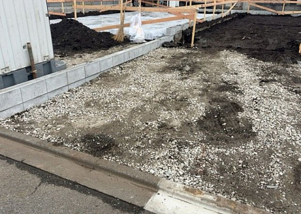 【その他設備】敷地内には、散水栓や立水栓があります。水道水を直接利用できるため、水を運ぶ手間を省くことが出来ます。大量の水を必要とする洗車作業や清掃などに役立ちます。その他設備とあわせて、現地でご確認ください。