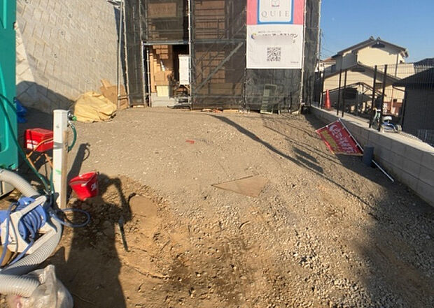 【庭_2】庭のある家に住むことのメリットとして、子どもたちの遊び場を確保できること、ガーデニングや家庭菜園を楽しめること、明るさを確保できることがあります。また、配置を工夫することでプライバシーが確保できます。