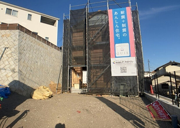 【玄関】玄関は家の顔でもあり、家族以外の目にも止まる場所です。玄関は外との間を仕切る扉、靴などをしまっておく収納スペース、靴脱ぎのたたきスペース、来客とのやり取りをするドアホンなど複数のアイテムからなります。