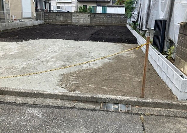 【外観_3】現地に行くなら、物件の周囲の地形がどうなっているかを見ることも大切です。周辺より低くなっている土地では、大雨などで水が集まりやすいため、地盤が弱くなっているということも考えられるため、注意が必要です。