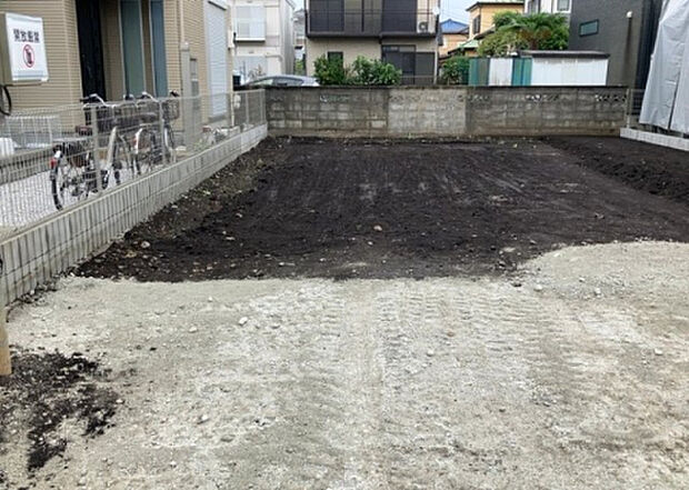 【構造・工法・仕様_2】ベタ基礎とは、柱の位置に関係なく全体に基礎がある事を指し、面積が大きい分建物の重さを全体に分散できます。また、地面からの湿気や害虫を遮断でき、木造住宅で心配されるシロアリ被害を防ぐ効果も期待できます。