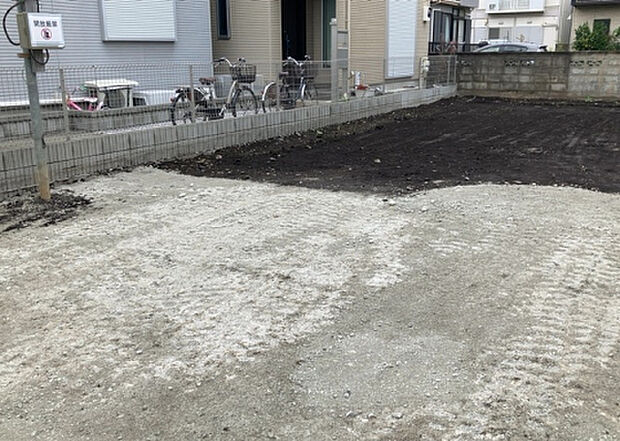 【玄関】玄関は家の顔でもあり、家族以外の目にも止まる場所です。玄関は外との間を仕切る扉、靴などをしまっておく収納スペース、靴脱ぎのたたきスペース、来客とのやり取りをするドアホンなど複数のアイテムからなります。