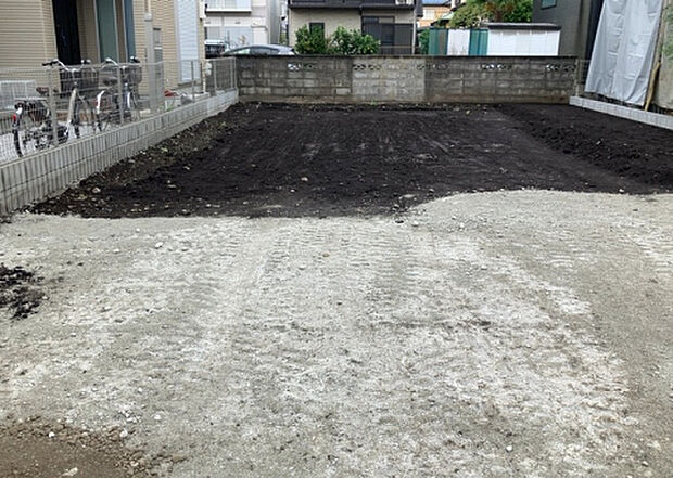 【玄関_2】玄関は、狭すぎると複数人で使いにくく、広すぎても無駄な空間になりがちです。最低2畳を目安にして、家の広さとの兼ね合いや家族の人数を考慮して決めるとよいでしょう。現地を見学して快適な玄関を選びましょう!