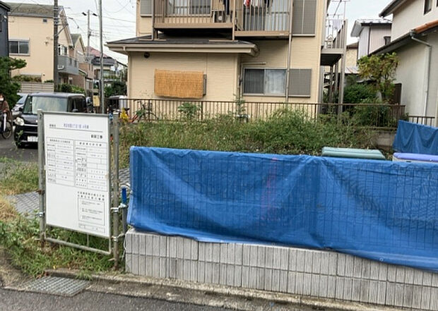 【前面道路含む現地写真_3】お持ちの車種によっては前面道路が広い方が便利でしょう。しかし、前面道路が広ければその分交通量が多くなるため、騒音などが気になる場合があります。実際に現地を見学し、周辺交通量や騒音などを確認しましょう!