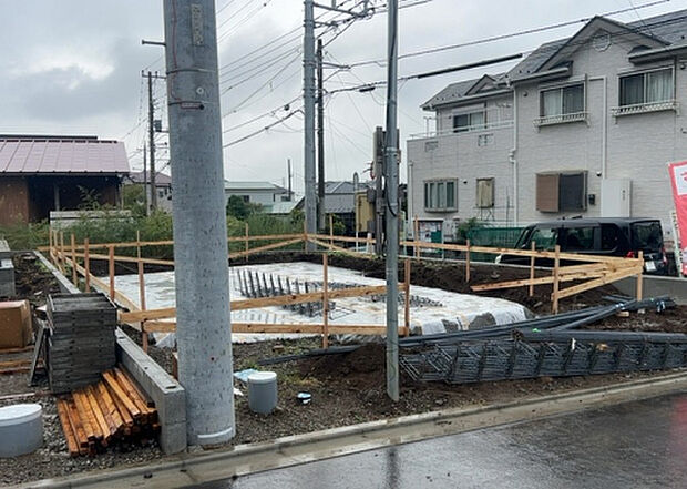 【外観_3】現地に行くなら、物件の周囲の地形がどうなっているかを見ることも大切です。周辺より低くなっている土地では、大雨などで水が集まりやすいため、地盤が弱くなっているということも考えられるため、注意が必要です。