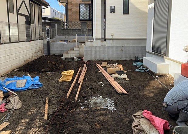 【庭】庭があることでガーデニングや家庭菜園はもちろん、こどもの遊び場やペットを放して遊ぶことができます。また、家の周囲に余裕があるということです。隣地との間があれば、十分な日当たりと、風通しが確保できます。