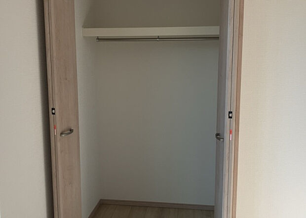 【ウォークインクローゼット】ウォークインクローゼットがあれば、クローゼット内でコーディネートが完成できますし、季節の変わり目に行う衣替えの手間も省けます。また、スーツケースなど大きいものもしまうことができ使い勝手がよいです。