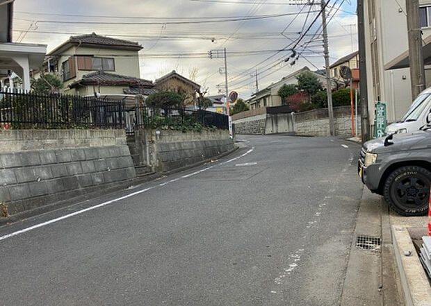 【物件からの展望_2】眺望を気にして物件を探す場合、前面に建物が建っていないか現地で確認しましょう!前面に建物があると景色はもちろん、日当たりや風通しにも影響が出てきます。住んだ時のことを想像しながら現地見学をしましょう。