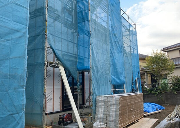 【外観_3】現地に行くなら、物件の周囲の地形がどうなっているかを見ることも大切です。周辺より低くなっている土地では、大雨などで水が集まりやすいため、地盤が弱くなっているということも考えられるため、注意が必要です。