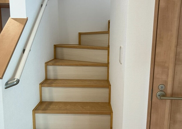 【内装】建物の上下階の通路である階段は、その位置によって動線や室内の印象が大きく左右されます。手摺にも重要な役割があり、転倒の防止・歩行や動作を円滑にして日常生活を支えることを主な目的として設置されています。