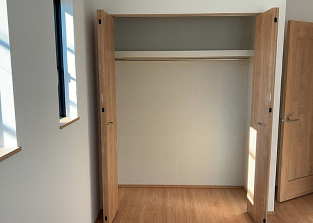 【ウォークインクローゼット】ウォークインクローゼットがあれば、クローゼット内でコーディネートが完成できますし、季節の変わり目に行う衣替えの手間も省けます。また、スーツケースなど大きいものもしまうことができ使い勝手がよいです。