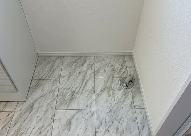 【ランドリースペース】ランドリースペースも気になります。洗濯機置場があり「洗う、干す、取り込む、アイロンがけ、たたむ」など、洗濯に関する家事をするための空間です。広さや収納など付帯設備も含めて、詳細は現地でご確認ください。