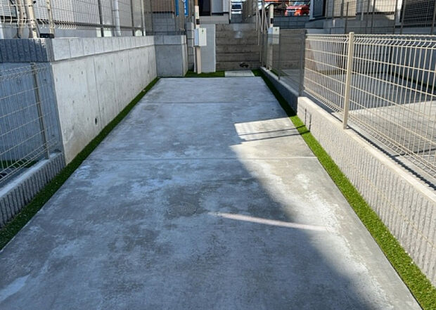 【駐車場】駐車場と明記されていても、最小スペースでつくられた駐車場だと大型車は駐車できなかったり、出入りしにくくなったりする可能性があります。お車のサイズと購入したい物件の駐車場のサイズを現地で確認しましょう。