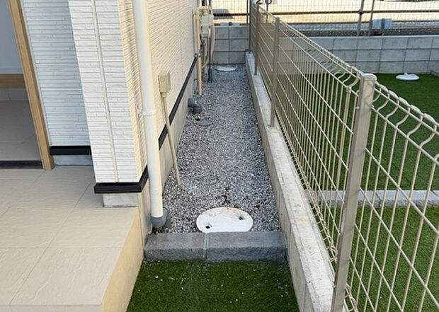 【庭】庭があることでガーデニングや家庭菜園はもちろん、こどもの遊び場やペットを放して遊ぶことができます。また、家の周囲に余裕があるということです。隣地との間があれば、十分な日当たりと、風通しが確保できます。