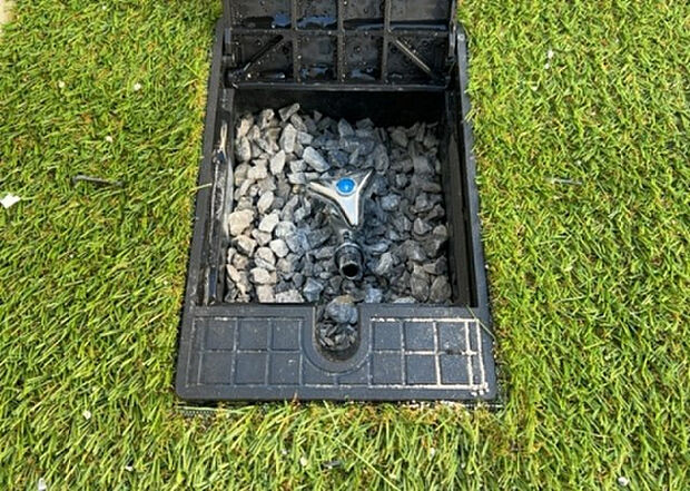 【その他設備】敷地内には、散水栓や立水栓があります。水道水を直接利用できるため、水を運ぶ手間を省くことが出来ます。大量の水を必要とする洗車作業や清掃などに役立ちます。その他設備とあわせて、現地でご確認ください。