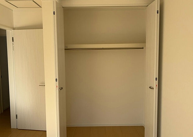 【ウォークインクローゼット】ウォークインクローゼットがあれば、クローゼット内でコーディネートが完成できますし、季節の変わり目に行う衣替えの手間も省けます。また、スーツケースなど大きいものもしまうことができ使い勝手がよいです。