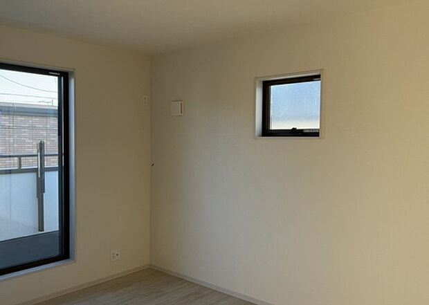 【内装】建物の上下階の通路である階段は、その位置によって動線や室内の印象が大きく左右されます。手摺にも重要な役割があり、転倒の防止・歩行や動作を円滑にして日常生活を支えることを主な目的として設置されています。