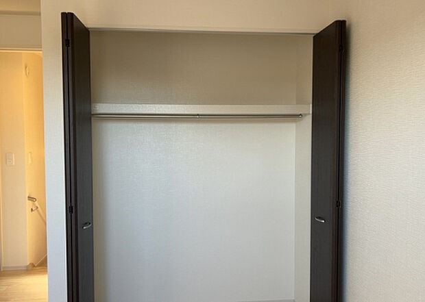 【ウォークインクローゼット】ウォークインクローゼットがあれば、クローゼット内でコーディネートが完成できますし、季節の変わり目に行う衣替えの手間も省けます。また、スーツケースなど大きいものもしまうことができ使い勝手がよいです。