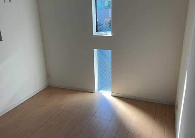 【洋室】洋室のメリットは重い家具が置きやすく、身の回りが整理しやすいことです。 床がフローリングのため畳とは異なり凹みにくいです。 クローゼットなど収納が豊富で、普段使わない旅行カバンや服の整頓も簡単にです。