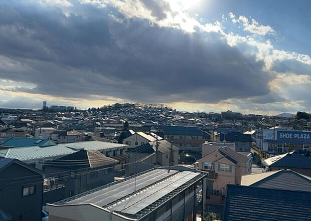 【物件からの展望】眺望を気にして物件を探す場合、前面に建物が建っていないか現地で確認しましょう!前面に建物があると景色はもちろん、日当たりや風通しにも影響が出てきます。住んだ時のことを想像しながら現地見学をしましょう。