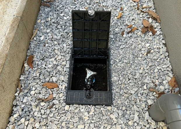 【その他設備】敷地内には、散水栓や立水栓があります。水道水を直接利用できるため、水を運ぶ手間を省くことが出来ます。大量の水を必要とする洗車作業や清掃などに役立ちます。その他設備とあわせて、現地でご確認ください。