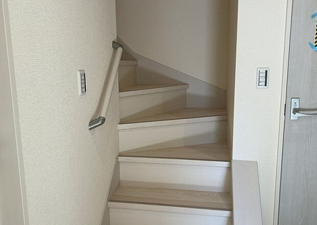 【内装】建物の上下階の通路である階段は、その位置によって動線や室内の印象が大きく左右されます。手摺にも重要な役割があり、転倒の防止・歩行や動作を円滑にして日常生活を支えることを主な目的として設置されています。