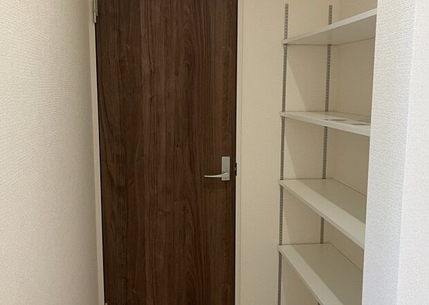 【キッチン床下収納】キッチン床下収納は、調理器具や食器などをスッキリと収納できる便利なスペースです。収納量が多いもの、引き出しがスムーズに開閉するものなど、使い勝手の良いものを選ぶことが大切です。また、湿気がこもりやすい場所なので、通気性の良いものを選ぶこともおすすめです。